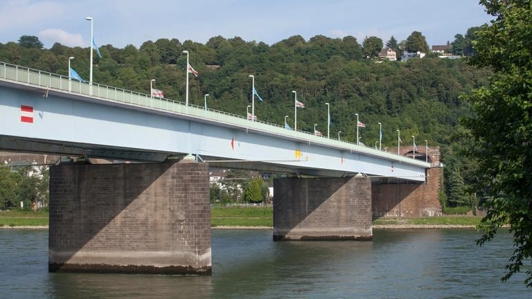 Pfaffendorfer Brücke in Koblenz von der Seite mit Rhein (Foto: dpa Bildfunk, picture alliance | Torsten Krueger)