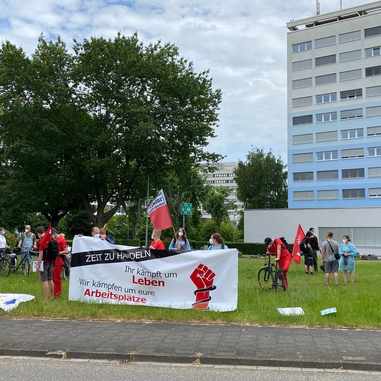 Demonstranten stehen vor dem Gemeinschaftsklinikum Mittelrhein in Koblenz und demonstrieren gegen eine mögliche Privatisierung der Klinik. (Foto: SWR)