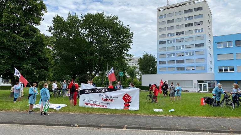 Demonstranten stehen vor dem Gemeinschaftsklinikum Mittelrhein in Koblenz und demonstrieren gegen eine mögliche Privatisierung der Klinik. (Foto: SWR)