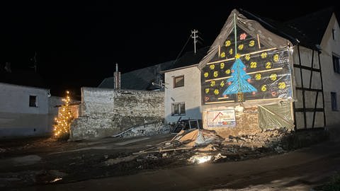 In Schuld im Ahrtal wurde ein Adventskalender an ein von der Flut zerstörtes Haus gemalt. (Foto: SWR)