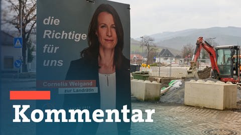 Wahlplakat Cornelia Weigand im Ahrtal (Foto: SWR, Montage SWR)