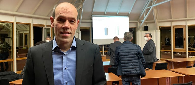Volker Boch als neuer Landrat im Wahllokal. (Foto: SWR)