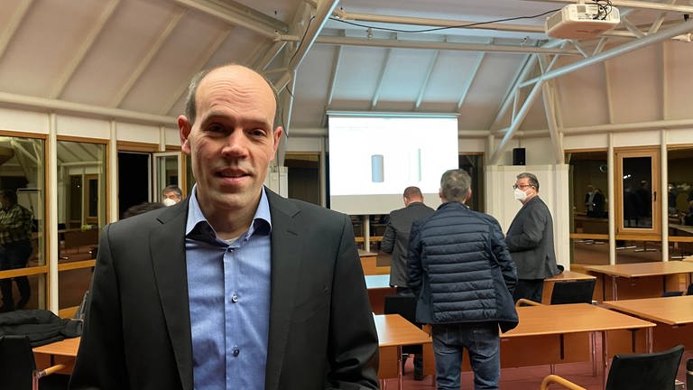 Volker Boch als neuer Landrat im Wahllokal. (Foto: SWR)
