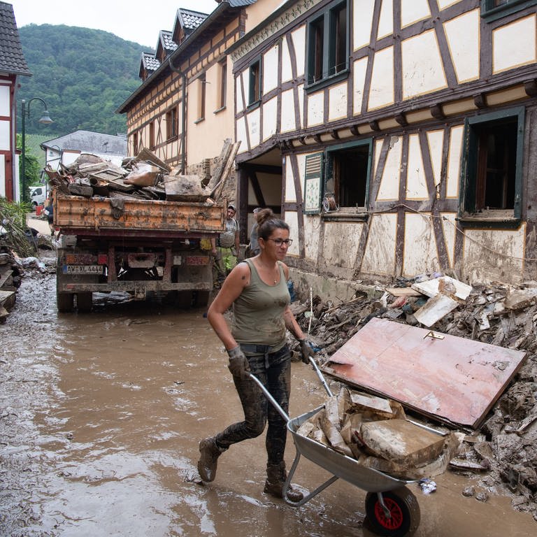 Erste Tage nach der Flut: Aufräumarbeiten in Dernau nach der Hochwasser-Katastrophe (Foto: dpa Bildfunk, Picture Alliance)
