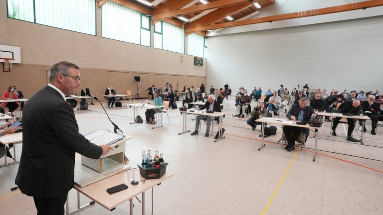 Der Erste Beigeordnete Horst Gies (CDU) eröffnet die Sitzung des Kreistages des Kreises Ahrweiler.  (Foto: picture-alliance / Reportdienste, picture alliance/dpa | Thomas Frey)