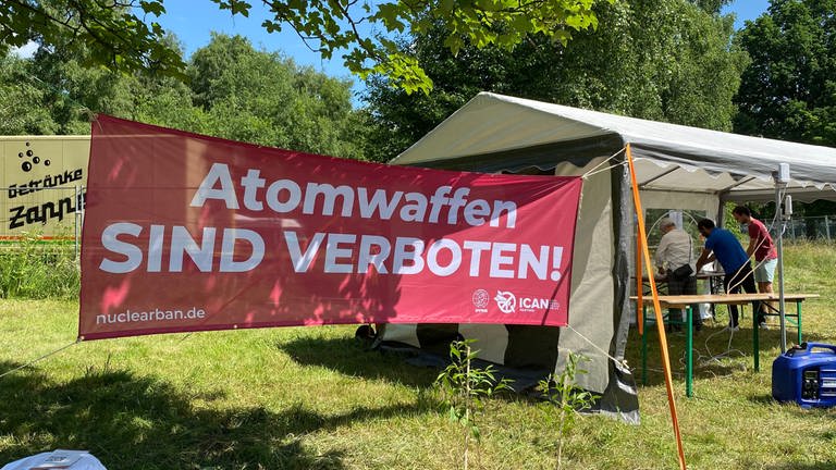 Grundstück nahe Fliegerhorst Büchel, hier treffen sich Atomwaffengegner regelmäßig zu Demonstrationen (Foto: SWR)