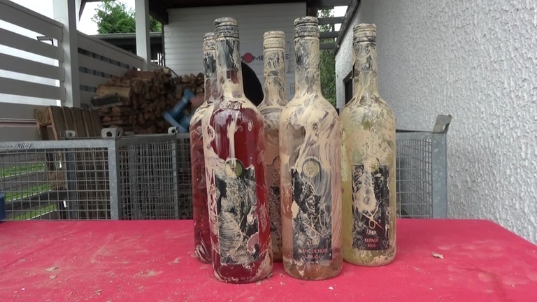 Schlammverschmierte Flaschen von der Ahr - Spendenaktion für Winzer erfolgreich (Foto: SWR)