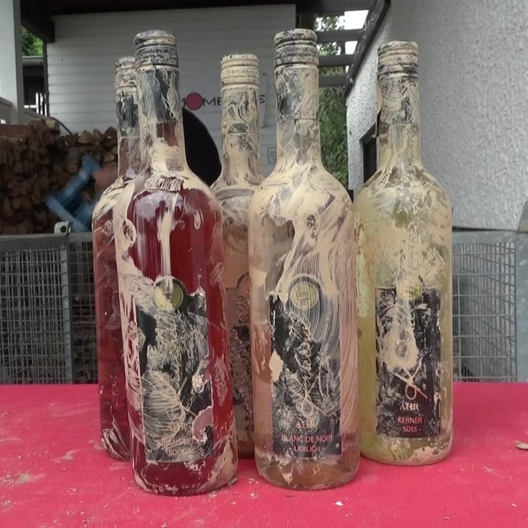 Schlammverschmierte Flaschen von der Ahr - Spendenaktion für Winzer erfolgreich (Foto: SWR)