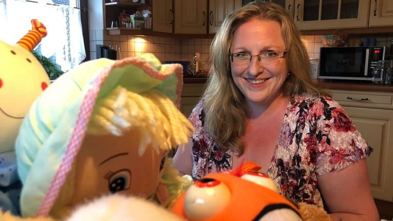 Mit der Kuscheltier-Suche im Internet will auch Doris Hermann Kindern helfen, die bei der Flut ein heiß geliebtes Spielzeug verloren haben.  (Foto: SWR)