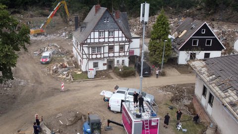 Techniker der Deutschen Telekom errichten einen Funkmast, um die Mobilfunkverbindungen in der Region zu verbessern.
