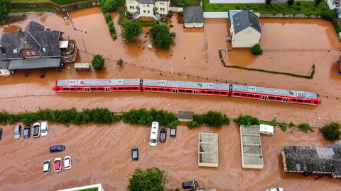 Ein Zug steht im Hochwasser bei Kordel (Foto: dpa Bildfunk, picture alliance/dpa | Sebastian Schmitt)