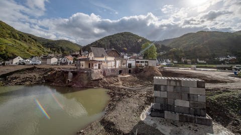 Ortskern von Rech im Ahrtal drei Monate nach der Flutkatastrophe vom Juli.  (Foto: picture-alliance / Reportdienste, picture alliance/dpa | Boris Roessler)