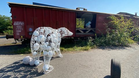 Zwei Bärenfiguren zusammen mit einem alten Eisenbahnwaggon (Foto: SWR)