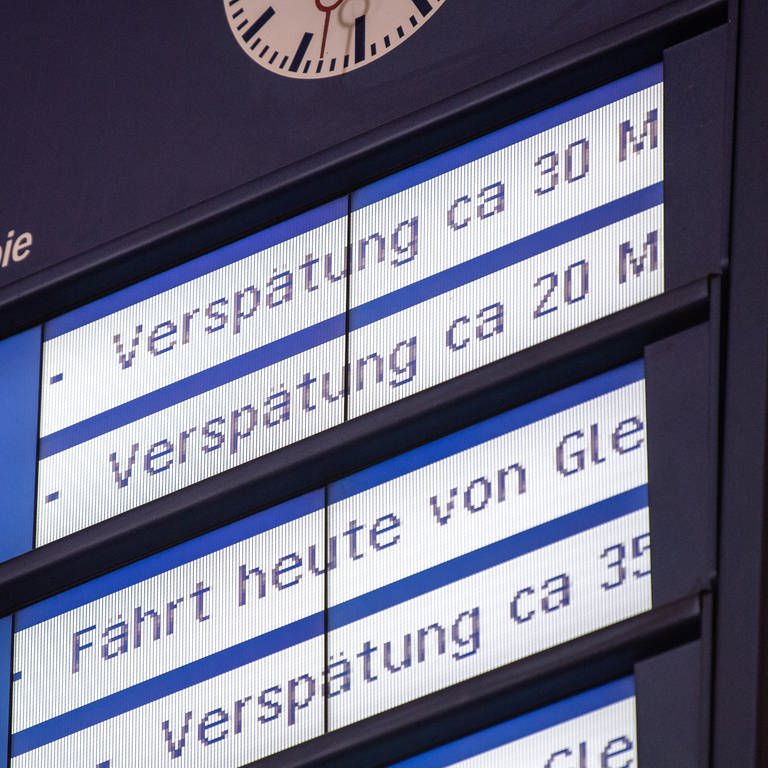 Zwischen Koblenz und Köln kommt es auf der rechts- und der linksrheinischen Bahnstrecke zu Verspätungen und Zugausfällen.  (Foto: dpa Bildfunk, picture alliance/dpa | Fabian Sommer)