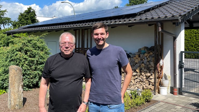 Ex-Firmenchef Ludwig Flauger und Inhaber Jannik Seel vor einer Photovoltaikanlage in Höhr-Grenzhausen im Westerwald. (Foto: SWR)