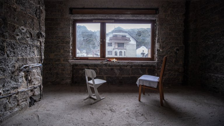 Zwei Stühle vor einem Fenster in einem komplett entkernten Haus im Ahrtal (Foto: picture-alliance / Reportdienste, Picture Alliance)