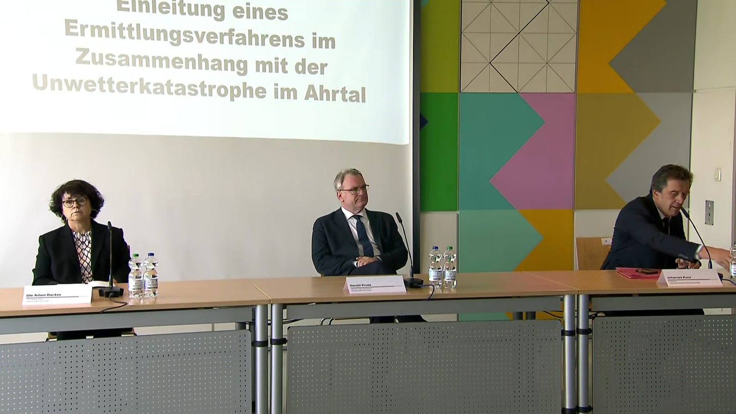 Der leitende Koblenzer Oberstaatsanwalt Kruse informiert über Ermittlungen nach der Flut im Ahrtal (Foto: SWR)