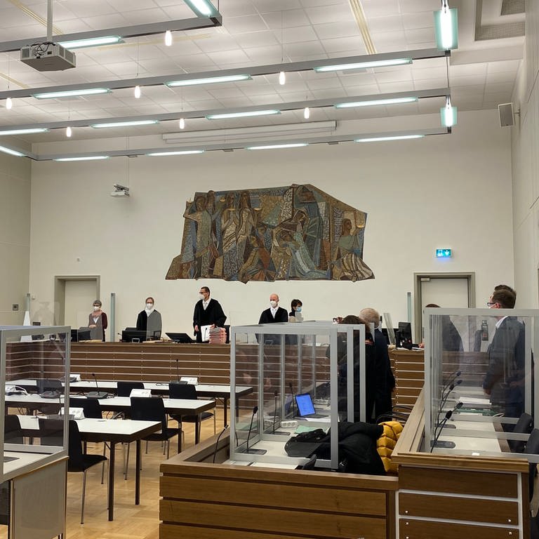 Prozessauftakt am Landgericht Koblenz gegen die AWO-Mitarbeiter - im großen Schwurgerichtssaal betreten die Richter den Raum. (Foto: SWR)