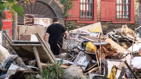 Mann in den Trümmern vor einem Haus in Ahrweiler (Foto: picture-alliance / Reportdienste, picture alliance/dpa | Boris Roessler)