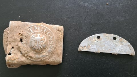 Bei den Leichen von vier Soldaten aus dem Zweiten Weltkrieg bei Neuwied wurden auch Teile einer Erkennungsmarke gefunden. (Foto: Pressestelle, Kriminalinspektion Neuwied)