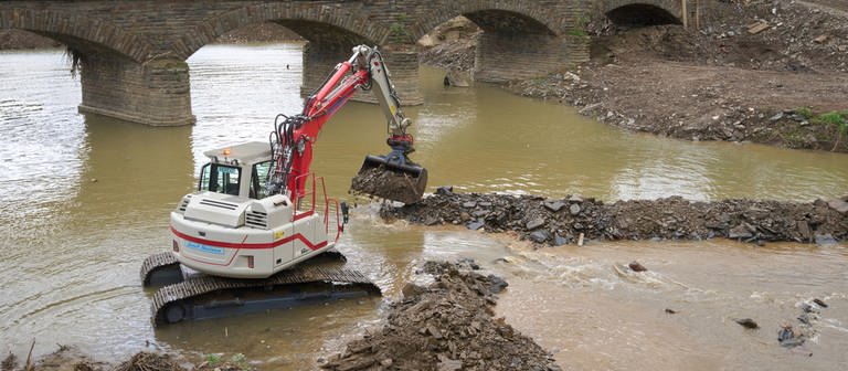 Ein Bagger gibt dem Flussbett der Ahr nach der Flutkatastrophe eine neue Struktur. (Foto: dpa Bildfunk, Picture Alliance)