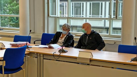 Zerstochene Autoreifen in Plaidt: Der Angeklagte sitzt mit seiner Anwältin im Gerichtssaal. (Foto: SWR)