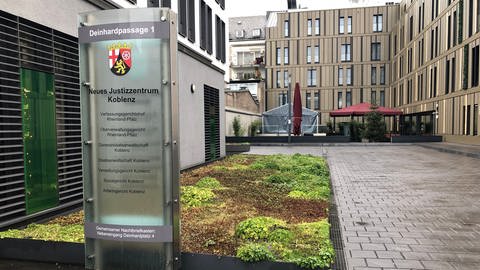Eingang Neues Justizzentrum Koblenz mit Staatsanwaltschaft (Foto: SWR)