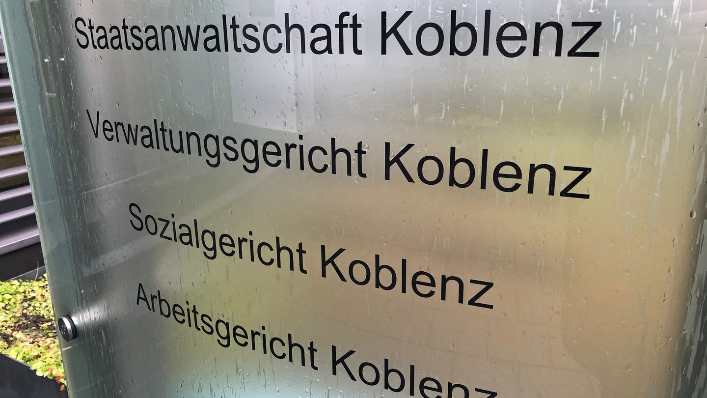 Schild Justizzentrum Koblenz Staatsanwaltschaft Verwaltungsgericht (Foto: SWR)