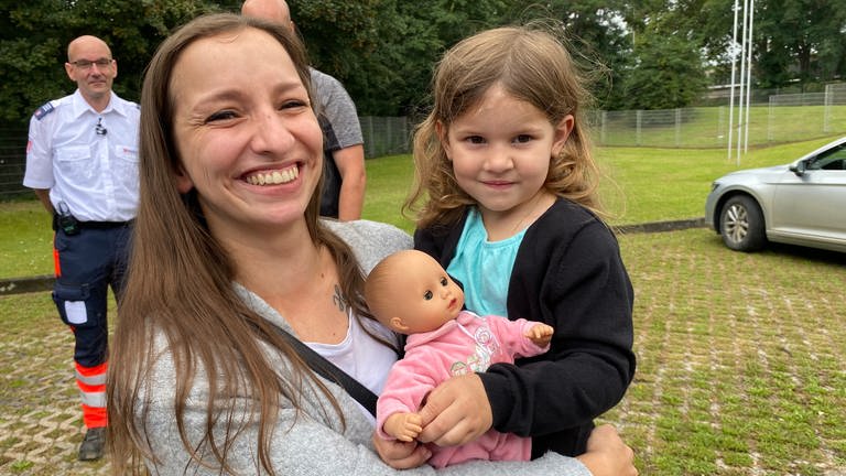 Tochter Hannah Ohlenhard ist bei ihrer Mama auf dem Arm und hält ihre Puppe Rosi fest (Foto: SWR)