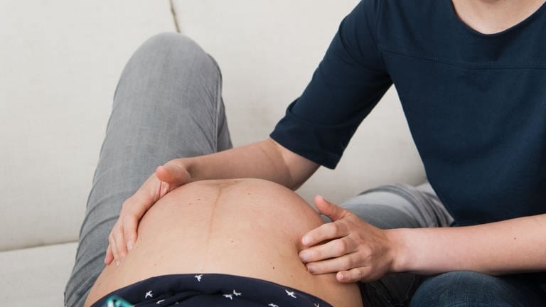 Eine Hebamme untersucht eine Schwangere in Simmern.  (Foto: picture-alliance / Reportdienste, dpa/Julian Stratenschulte)