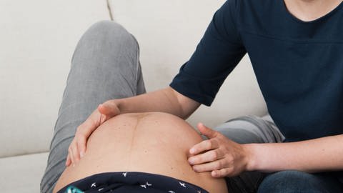 Eine Hebamme untersucht eine Schwangere in Simmern.  (Foto: picture-alliance / Reportdienste, dpa/Julian Stratenschulte)