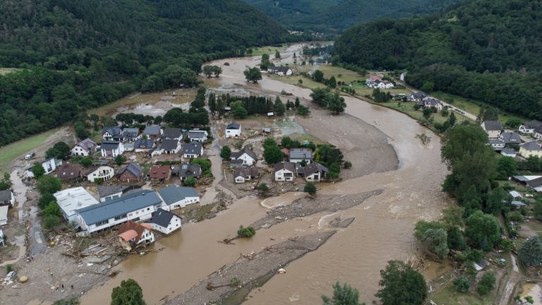 Eine Luftaufnahme zeigt das Ausmaß der Zerstörungen an der Ahr, nachdem in der Nacht auf den 15. Juli 2021 eine Flutwelle den Ort überschwemmt hat. 