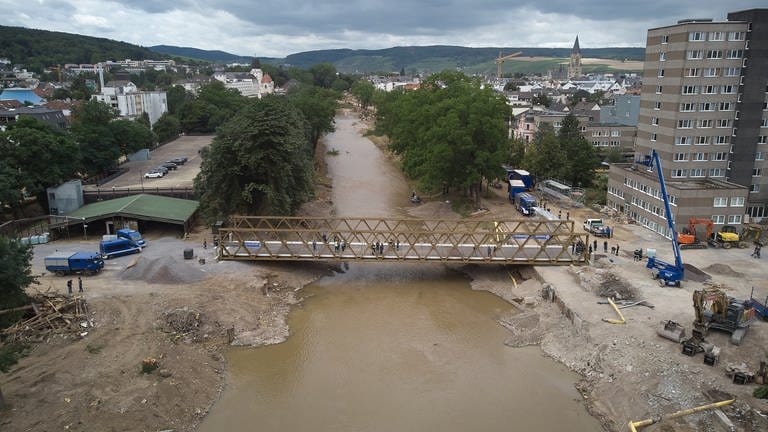 Die vom THW gebaute Behelfsbrücke steht nahe der früheren Landgrafenbrücke, die beim Hochwasser zerstört wurde