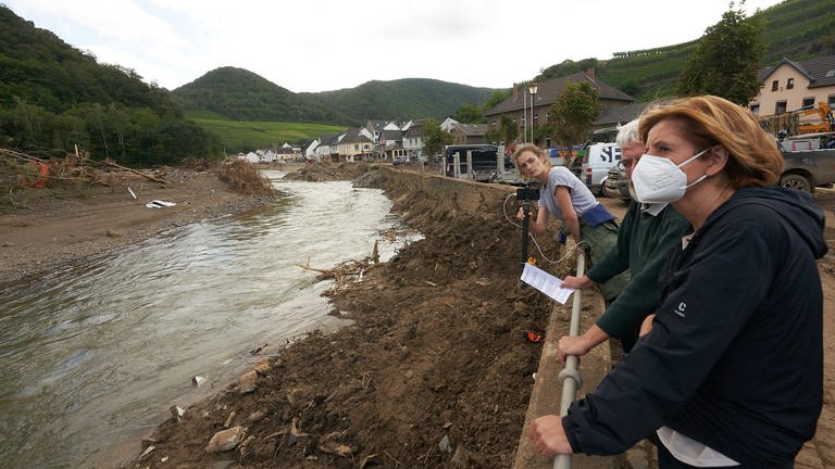 Ministerpräsidentin Malu Dreyer (SPD) zu Besuch im Katastrophengebiet in Mayschoß (Foto: picture-alliance / Reportdienste, Thomas Frey)