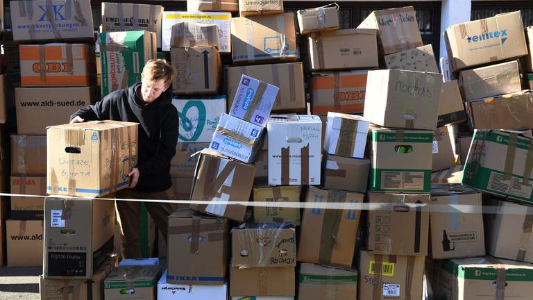 Kartons mit Hilfsgütern werden gestapelt. Auch im Norden von RLP wollen viele den Menschen in der Ukraine helfen (Symbolbild). (Foto: dpa Bildfunk, picture alliance/dpa | Felix Hörhager)