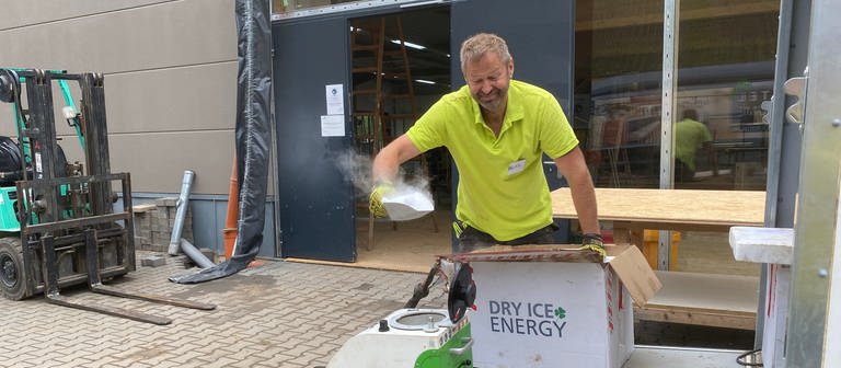 Martin Stark ist seit Wochen in Walporzheim im Ahrtal im Einsatz. Als Mitglied des Helfervereins "Elektro-Seelsorger" reinigt er mit Trockeneis vom Schlamm verkrustete, verrostete oder verölte Maschinen, Werkzeuge, Möbel oder Autos.   (Foto: SWR)