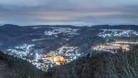 Blick auf das beleuchtete Weihnachtsdorf (Foto: Pressestelle, Andreas Pacek)