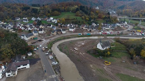 Luftaufnahme von Bad Neuenahr-Ahrweiler drei Monate nach der Flut  (Foto: dpa Bildfunk, picture alliance/dpa | Boris Roessler)