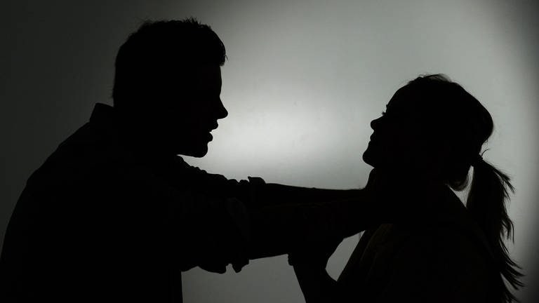Der Schatten eines Mannes, der eine Frau am Hals würgt (Foto: picture-alliance / Reportdienste, Picture Alliance)