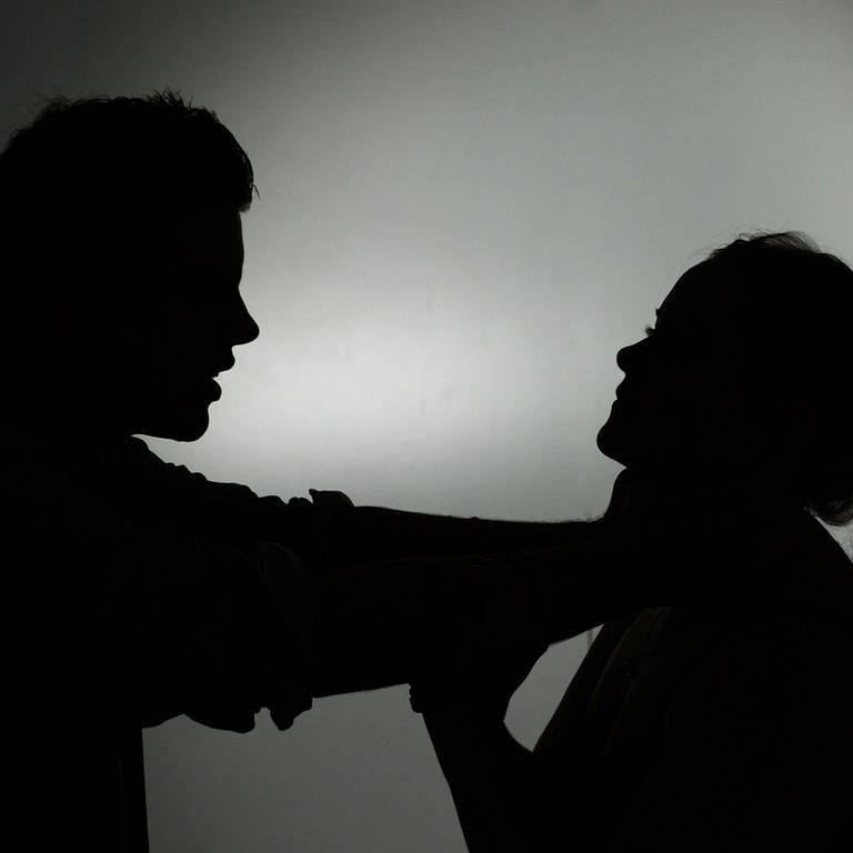 Der Schatten eines Mannes, der eine Frau am Hals würgt (Foto: picture-alliance / Reportdienste, Picture Alliance)