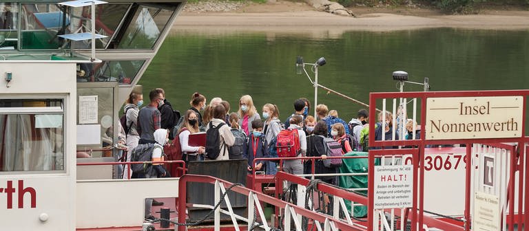 Die Schülerinnen und Schüler kommen mit der Fähre zum Unterricht in das Gymnasium auf der Rheininsel Nonnenwerth.  (Foto: picture-alliance / Reportdienste, Picture Alliance)