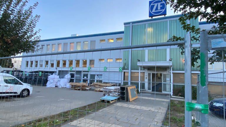 Blick auf das ZF-Betriebsgelände in Bad Neuenahr-Ahrweiler. Nach der Flutkatastrophe im Ahrtal will das Unternehmen einen neuen Standort für sein Werk suchen, aus Angst vor weiteren Hochwassern der Ahr.