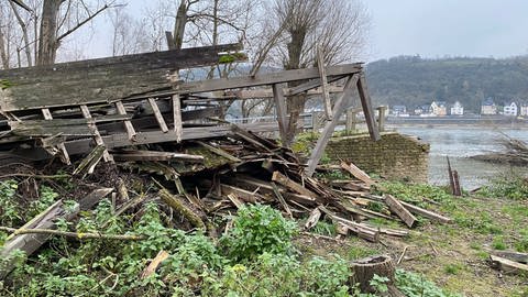 Die zerstörte Brücke an der Ahrmündung bei Sinzig nach der Flutkatastrophe (Foto: SWR)