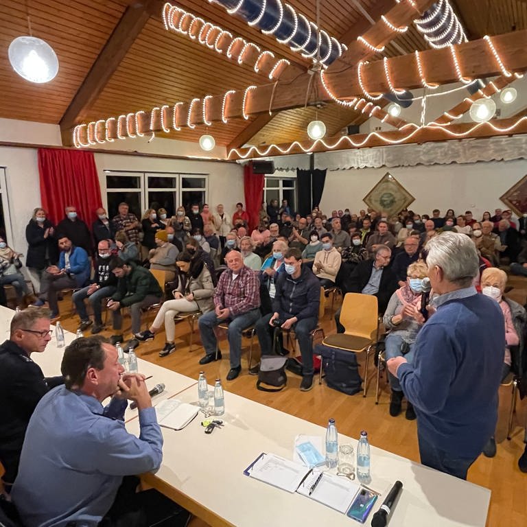 Ortsbürgermeister Fritz Martin Bär (FWG) spricht auf der Bürgerversammlung zur Brandserie in Burgen (Foto: SWR)