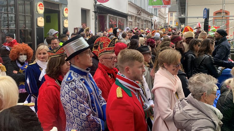 Viele Narren feierten auf der Münzstraße am 11.11. noch in die neue Session. Jetzt soll der Koblenzer Karneval erneut abgesagt werden. (Foto: SWR)