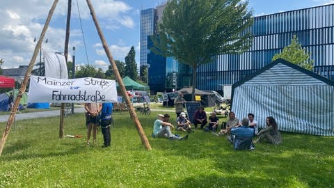 Klimaaktivisten bieten anlässlich des Deutschen Nahverkehrstags in Koblenz drei Tage lang Workshops an. (Foto: SWR)