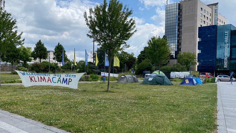 Klimaaktivisten haben vor der Rhein-Gold-Halle in Koblenz zum Deutschen Nahverkehrstag ein Klimacamp aufgeschlagen. (Foto: SWR)