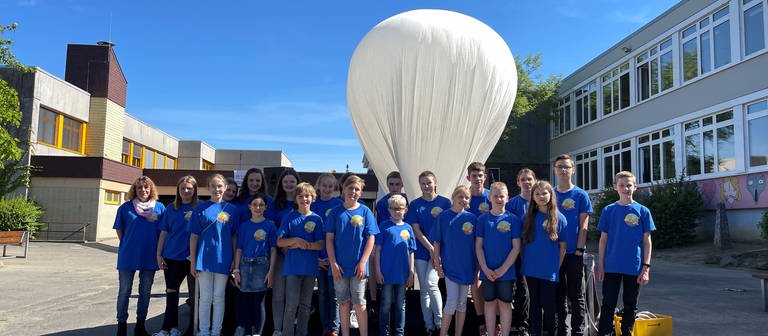 Schüler des Wiedtal-Gymnasium stehen vor dem Wetterballon, den sie in die Stratosphäre steigen lassen wollen. (Foto: SWR)