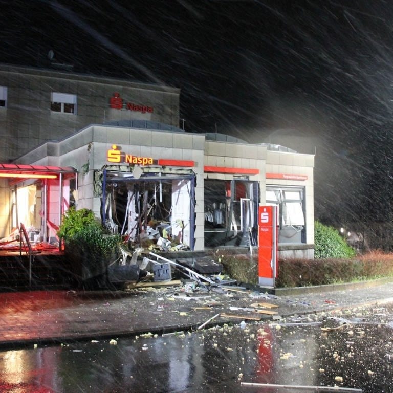 Ein zerstörtes Gebäude einer Sparkasse in Höhr-Grenzhausen (Foto: Pressestelle, Landeskriminalamt)
