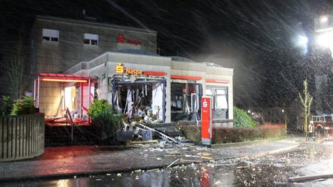Ein zerstörtes Gebäude einer Sparkasse in Höhr-Grenzhausen (Foto: Pressestelle, Landeskriminalamt)